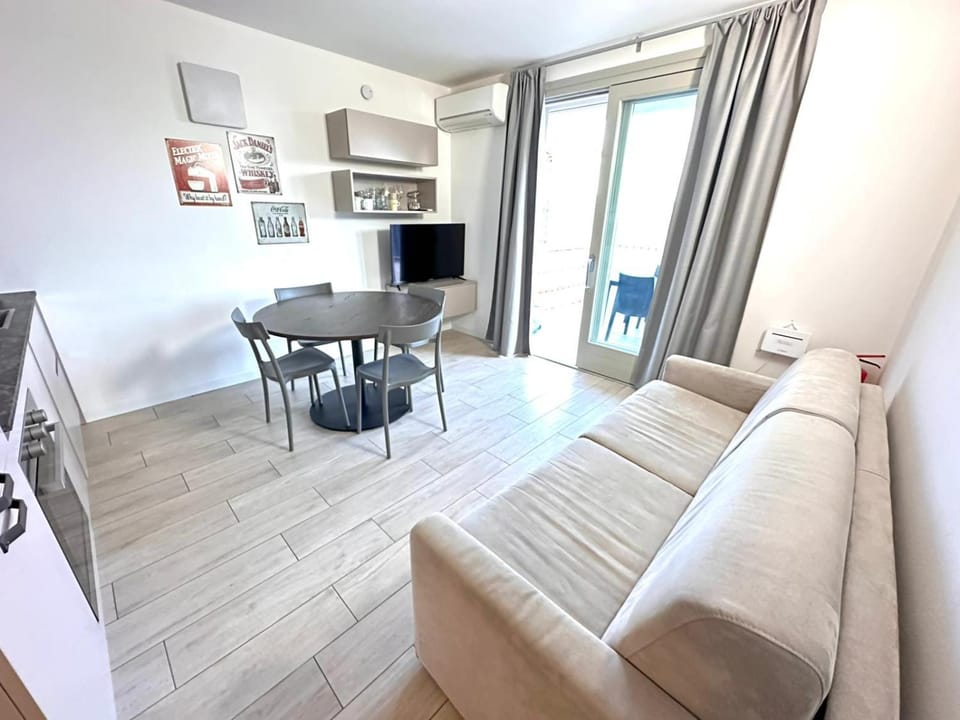Communal lounge/ TV room, Dining area