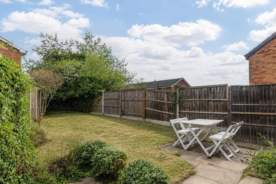 Large Drive and Garden House in Nottingham