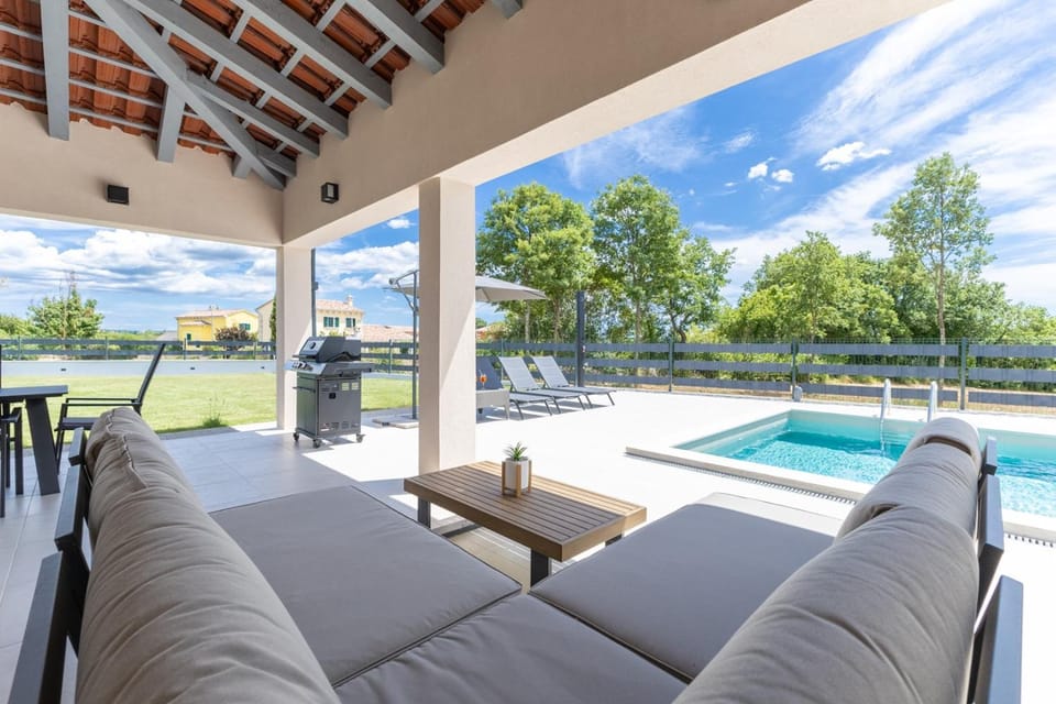 Balcony/Terrace, Swimming pool, sunbed