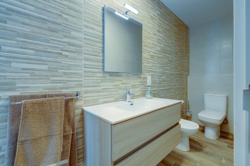 Toilet, Bathroom, towels