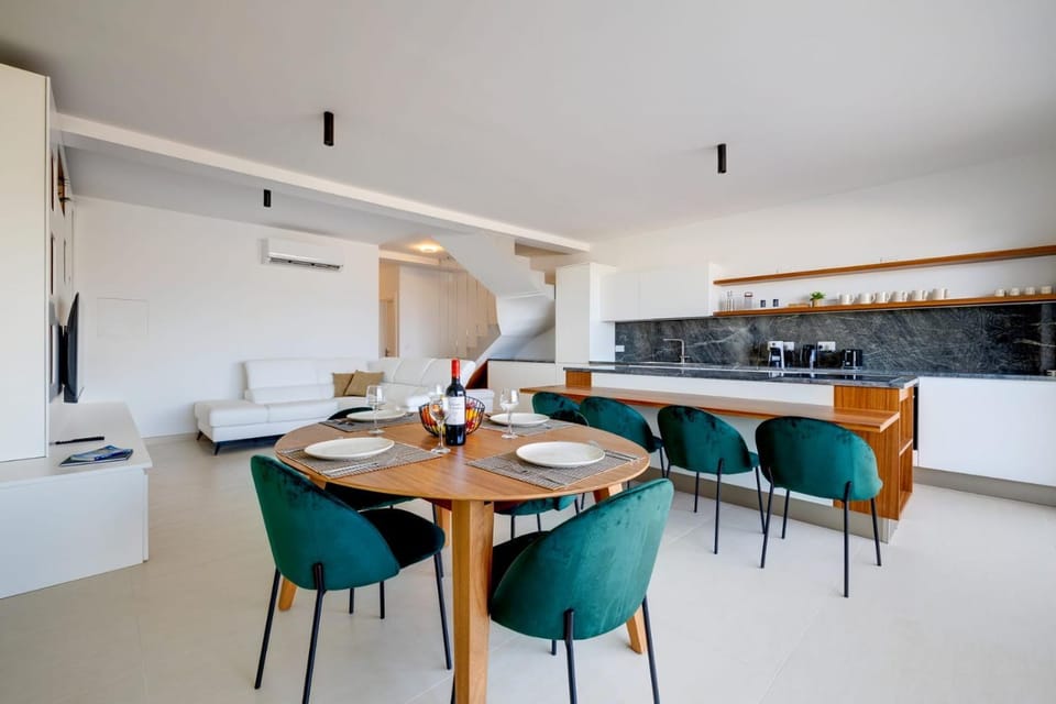 Kitchen or kitchenette, Living room, Seating area, Dining area