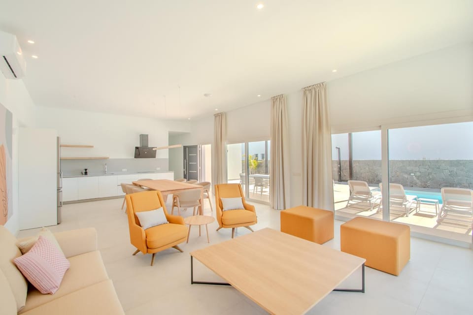 Kitchen or kitchenette, Living room, Dining area, Pool view, Swimming pool, heating, sunbed, air conditioner