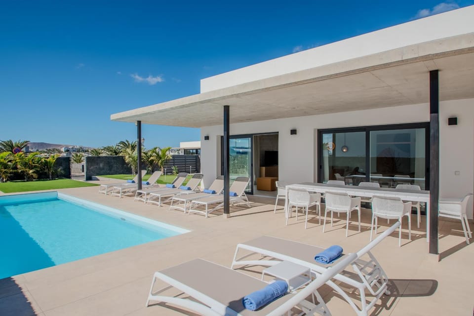 Solarium, Dining area, Pool view, Swimming pool, sunbed, towels