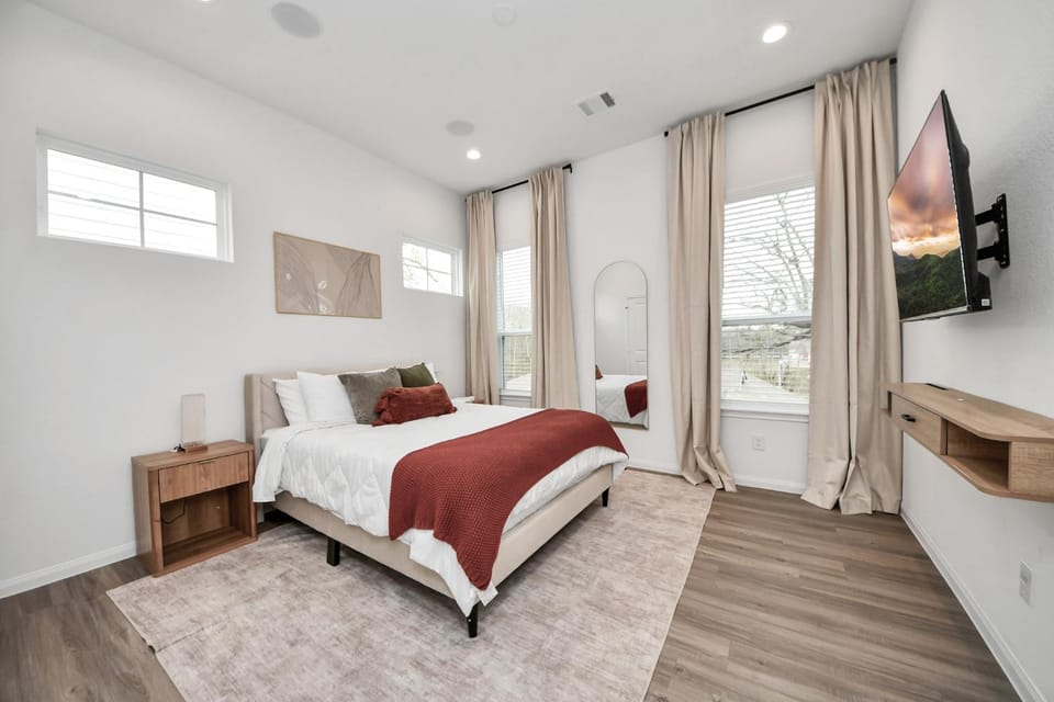 Bed, TV and multimedia, Photo of the whole room, Bedroom