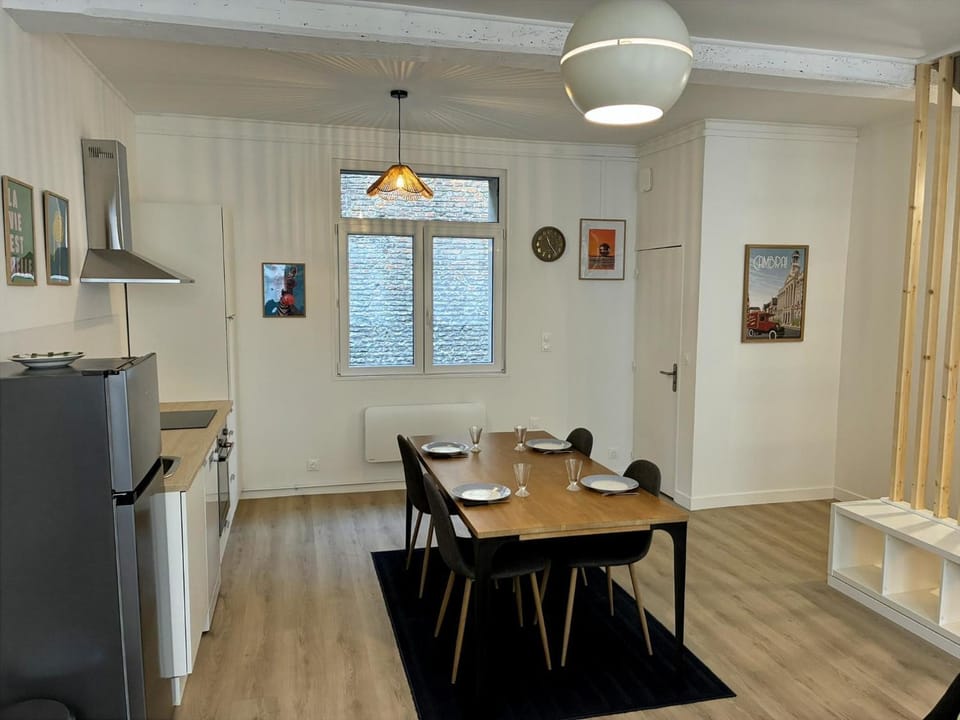 Kitchen or kitchenette, Dining area