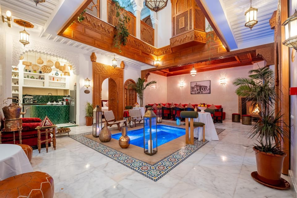 Restaurant/places to eat, Seating area, Pool view, Swimming pool