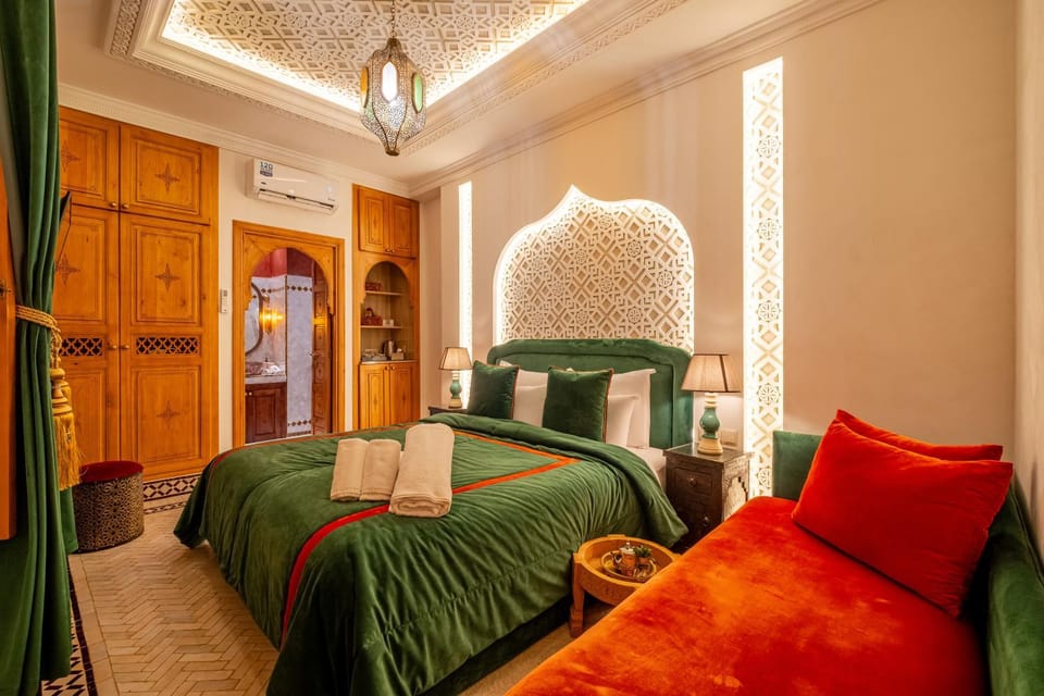 Bed, Bedroom, towels