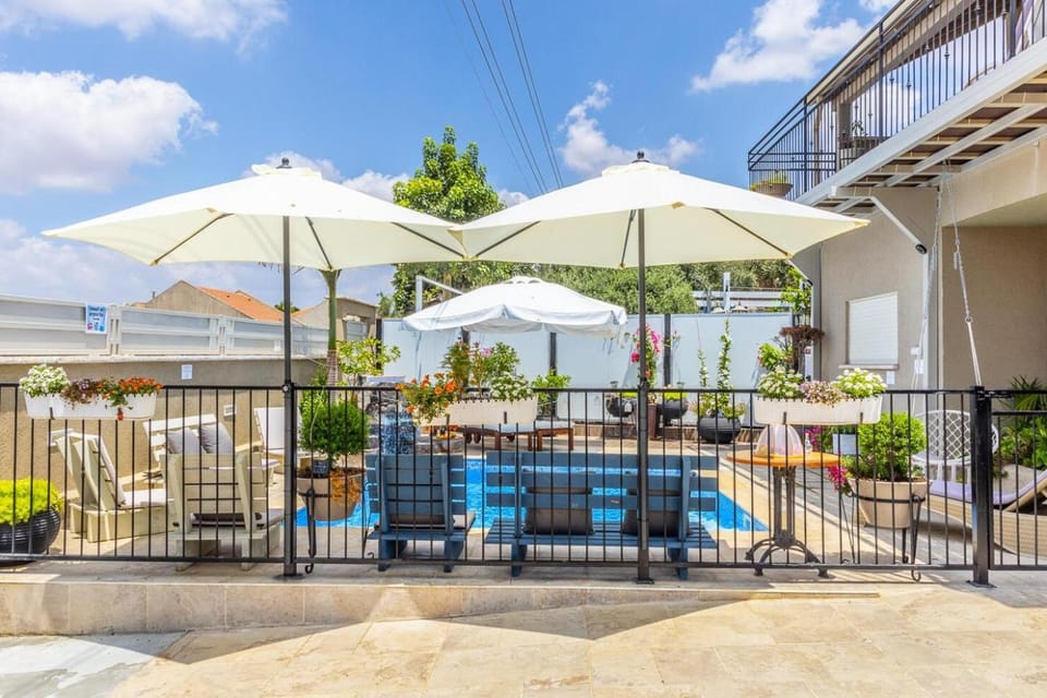 Property building, Day, Balcony/Terrace, Swimming pool