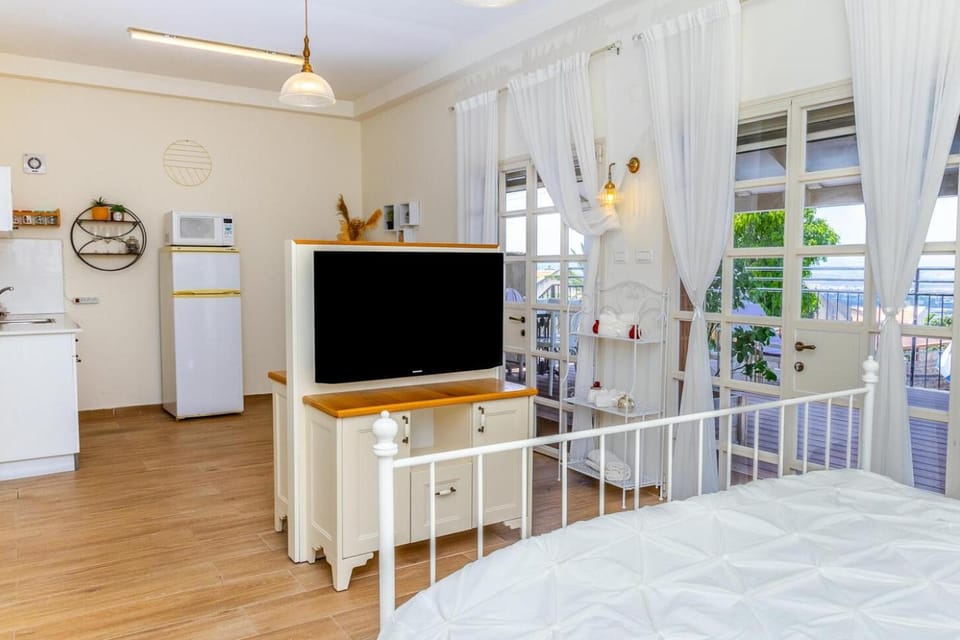 Bed, TV and multimedia, Kitchen or kitchenette, Photo of the whole room