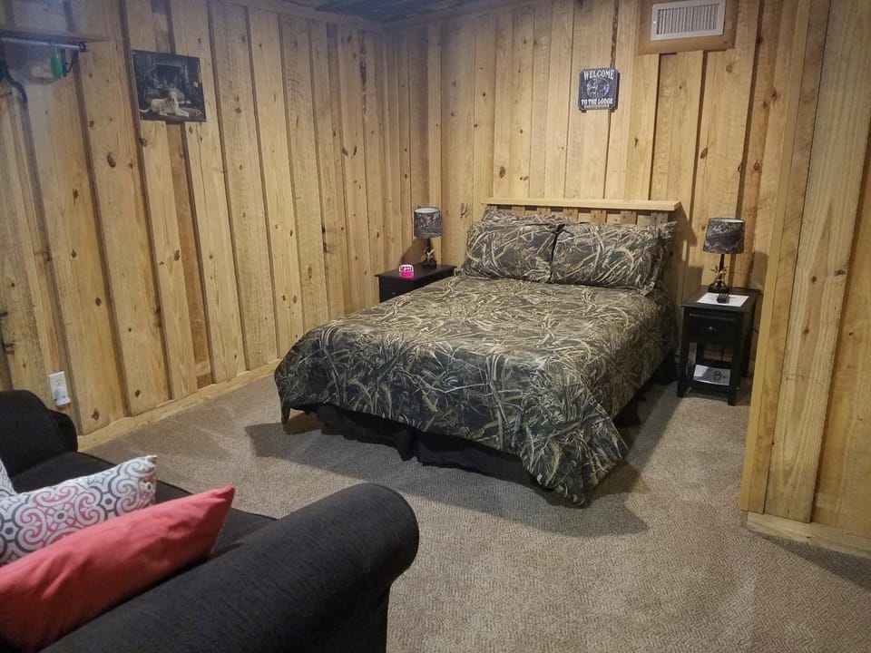 Bed, Photo of the whole room, Seating area, Bedroom