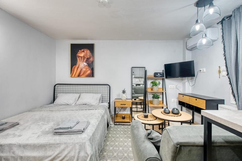 Quiet Lower-Level City Studio Thessaloniki by ΜΡS Apartment in Thessaloniki