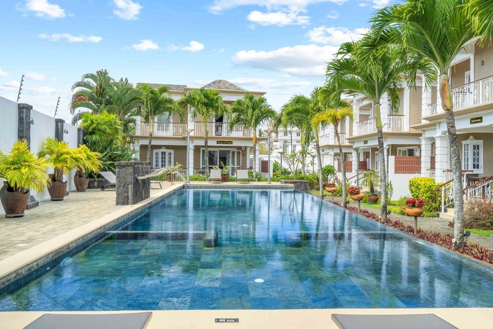 Property building, Garden, Swimming pool, sunbed