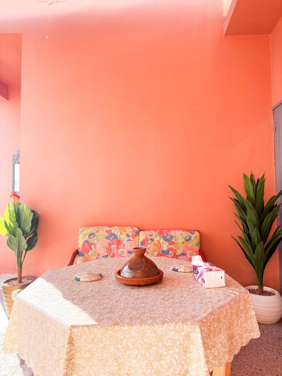 Seating area, Dining area