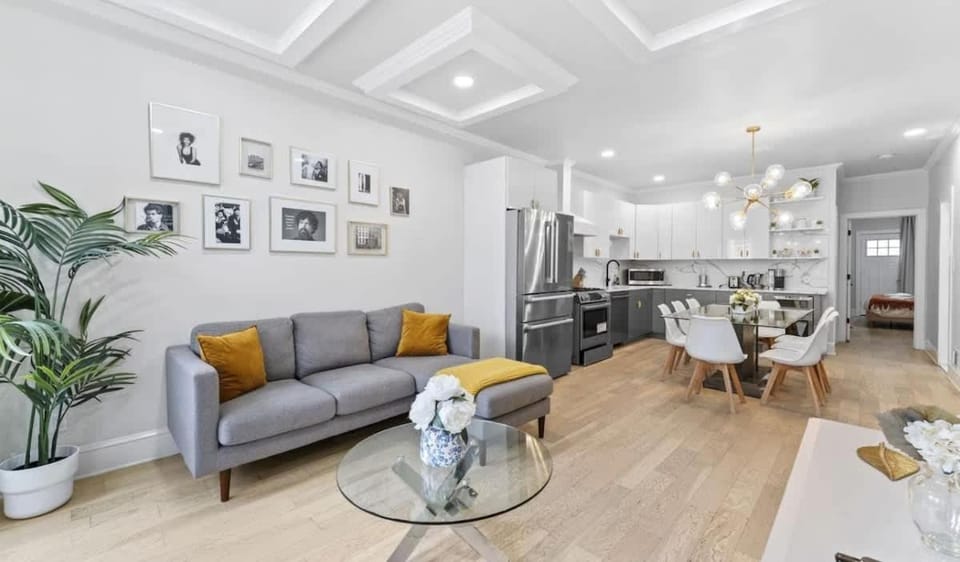 Kitchen or kitchenette, Living room, Seating area, Dining area