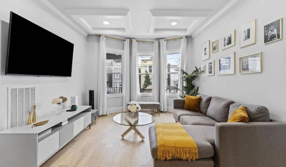 Communal lounge/ TV room, TV and multimedia, Living room