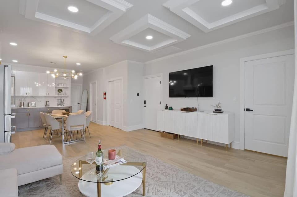 TV and multimedia, Living room, Seating area, Dining area