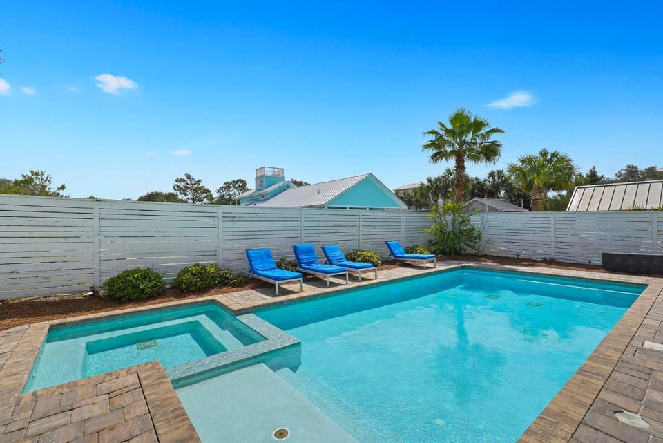 Out of the Blue - Vacation Home Close to the Beach with Private Pool House in Destin