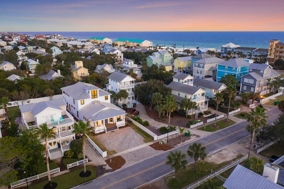 Out of the Blue - Vacation Home Close to the Beach with Private Pool House in Destin