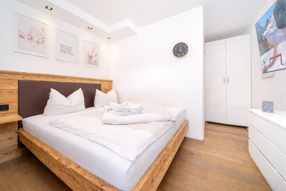 Bed, TV and multimedia, Photo of the whole room, Bedroom, wardrobe