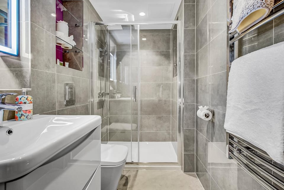 Shower, Bathroom, towels
