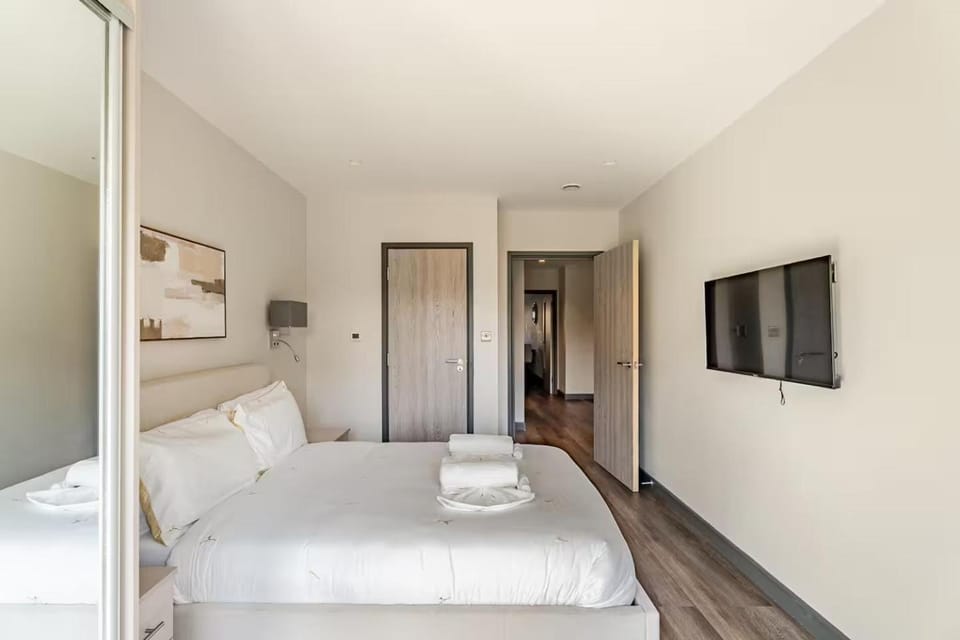 Bed, TV and multimedia, Photo of the whole room, Bedroom, towels, wardrobe