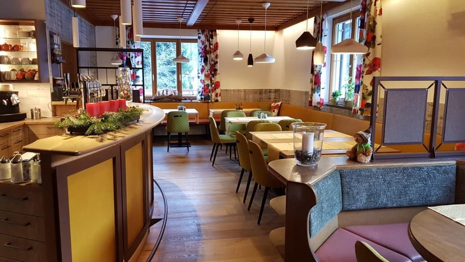 Restaurant/places to eat, Food