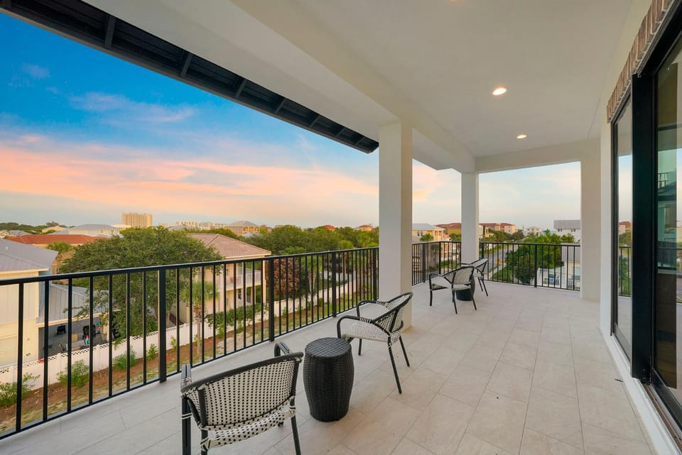 Scarlett's Beach Heaven - Luxury Beach House with Rooftop Views and Pool House in Miramar Beach