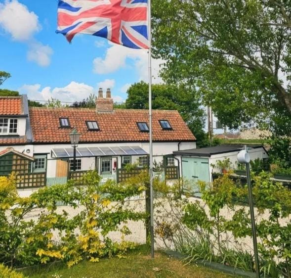 Property building, Spring, Day, Garden, Garden view