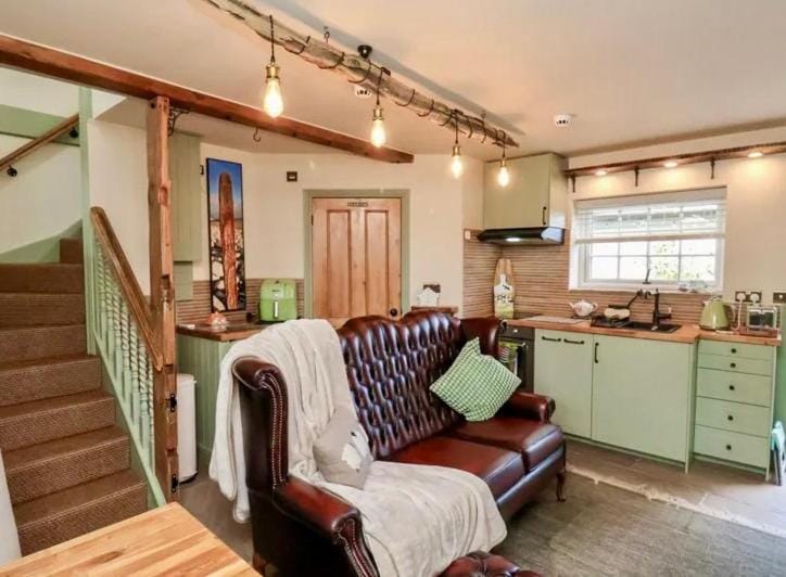 Kitchen or kitchenette, Living room, pet friendly, stove