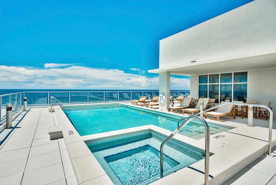 2-Story Penthouse Condo with Beachfront Views House in Destin