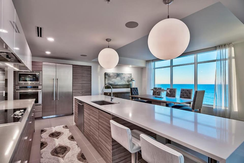 2-Story Penthouse Condo with Beachfront Views House in Destin