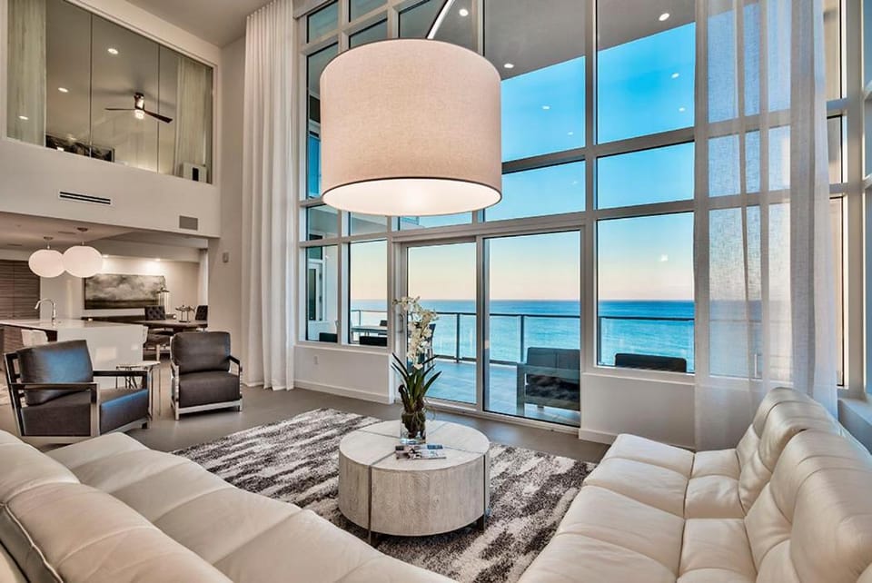 2-Story Penthouse Condo with Beachfront Views House in Destin