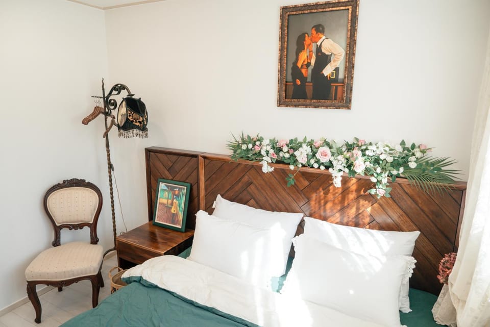 Bed, Photo of the whole room, Decorative detail, Seating area, Bedroom