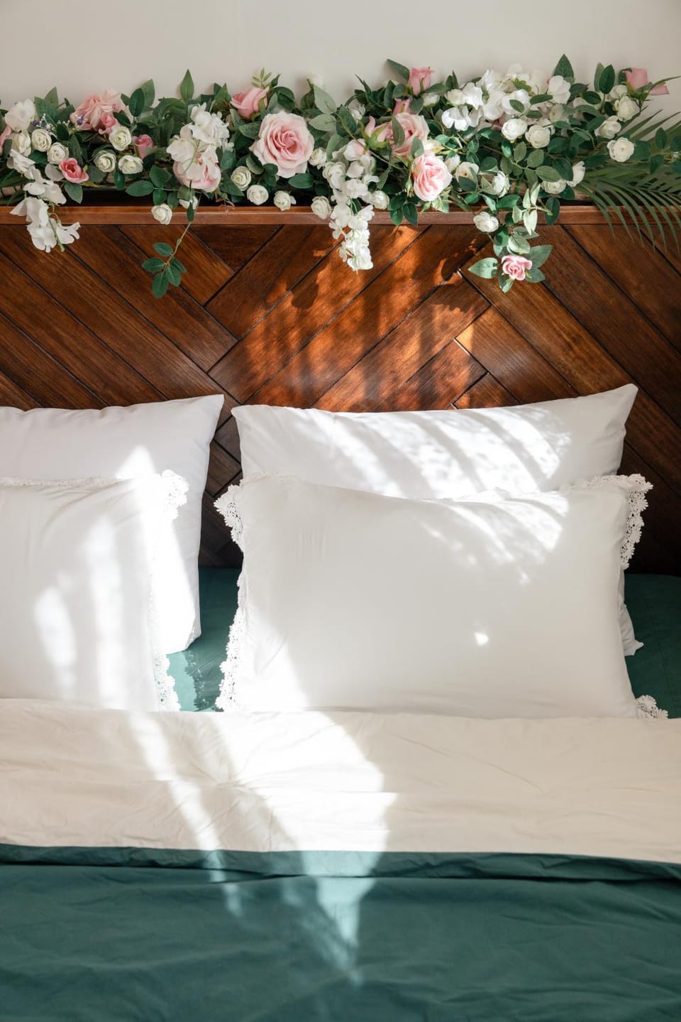 Bed, Photo of the whole room, Seating area, Bedroom