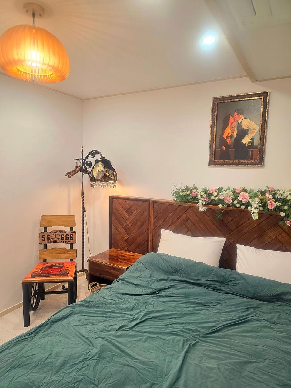 Bed, Decorative detail, Bedroom, Area and facilities