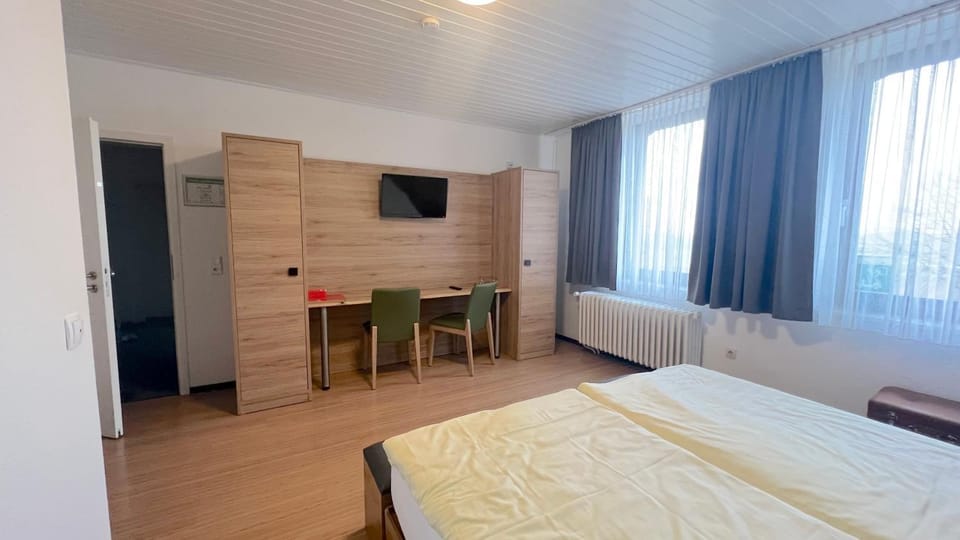 TV and multimedia, Photo of the whole room, Bedroom