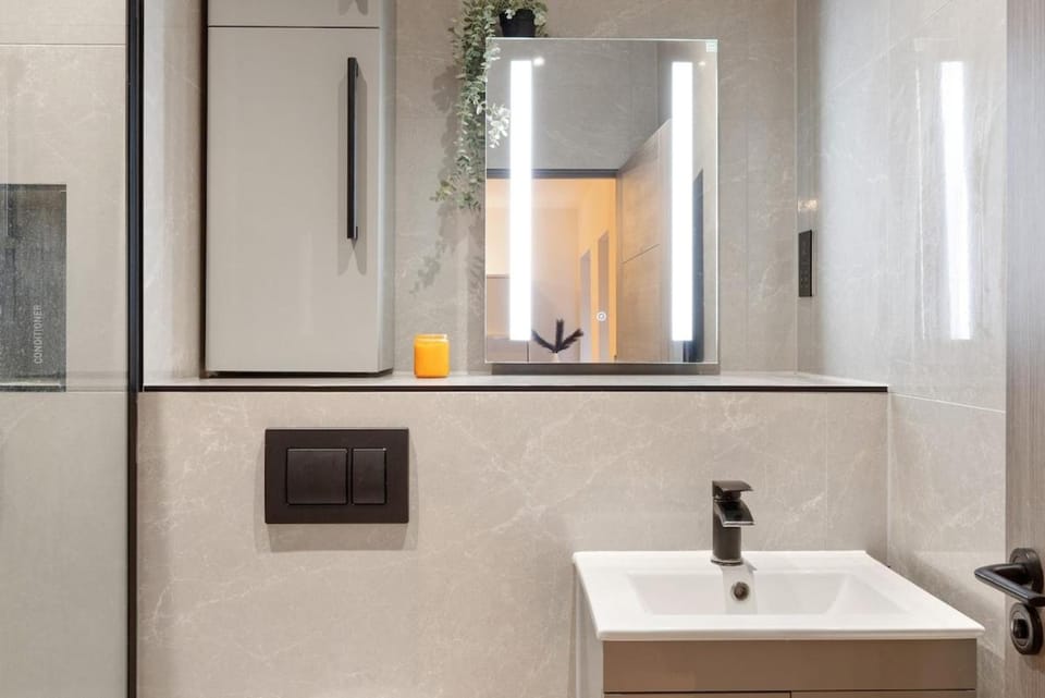 Sleek 1-Bed Ultra-Modern Luxury Stay London Apartment in London