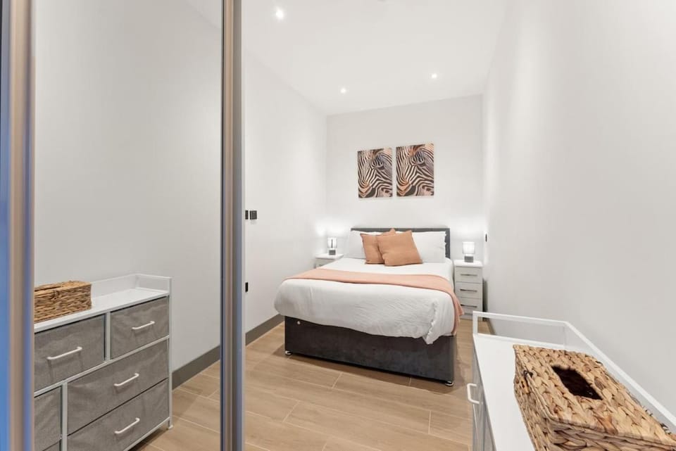 Sleek 1-Bed Ultra-Modern Luxury Stay London Apartment in London