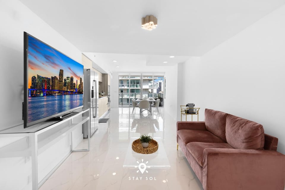 Luxury Coastal Escape Balcony views - Free Parking Apartment in Miami Beach