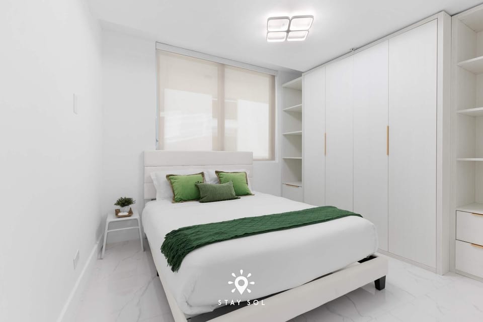 Luxury Coastal Escape Balcony views - Free Parking Apartment in Miami Beach