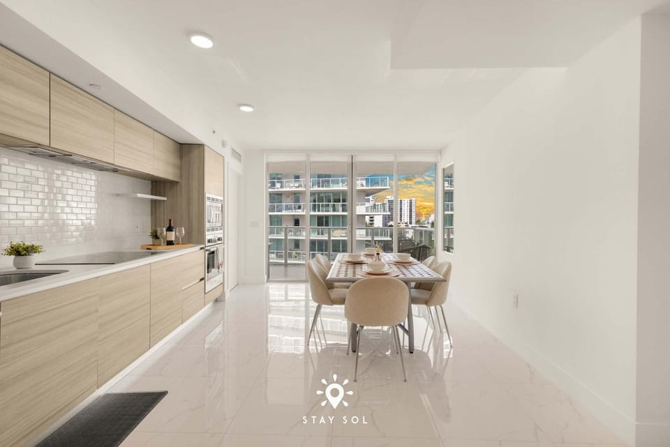 Luxury Coastal Escape Balcony views - Free Parking Apartment in Miami Beach