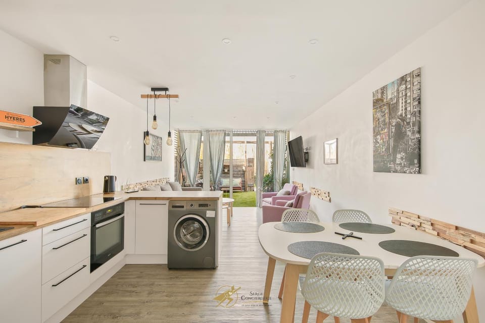 Kitchen or kitchenette, Dining area, dishwasher, oven, stove, toaster, washing machine