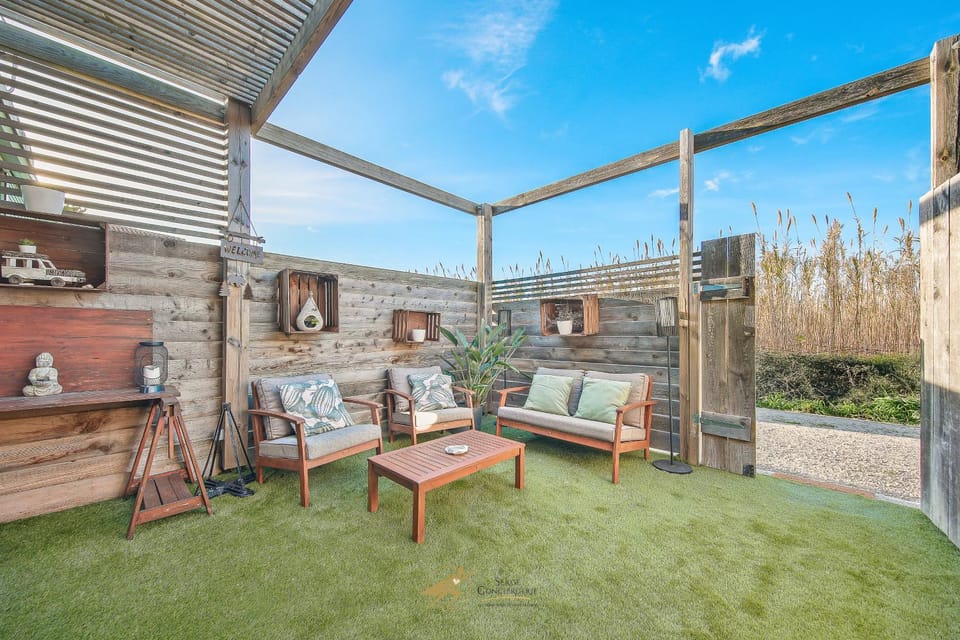 Patio, Day, Living room