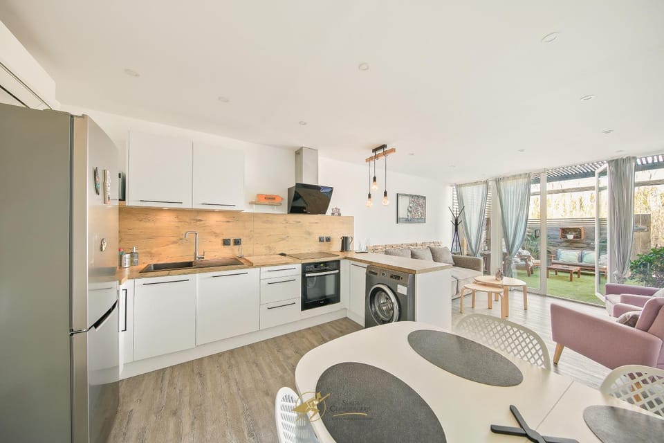 Kitchen or kitchenette, Dining area, dishwasher, oven, pet friendly, stove, toaster