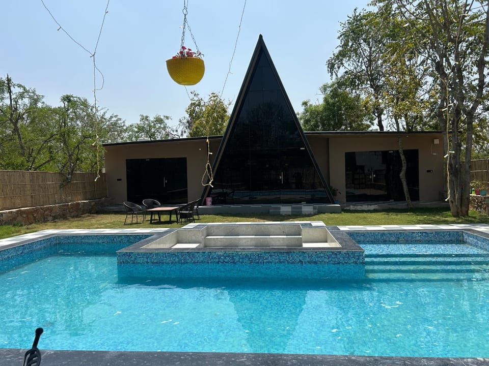 Property building, Day, Pool view, Swimming pool