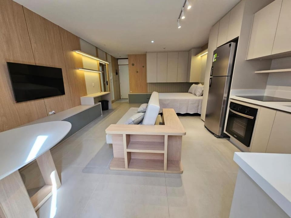 Bed, TV and multimedia, Kitchen or kitchenette, Living room, Photo of the whole room, Bedroom, oven, wardrobe