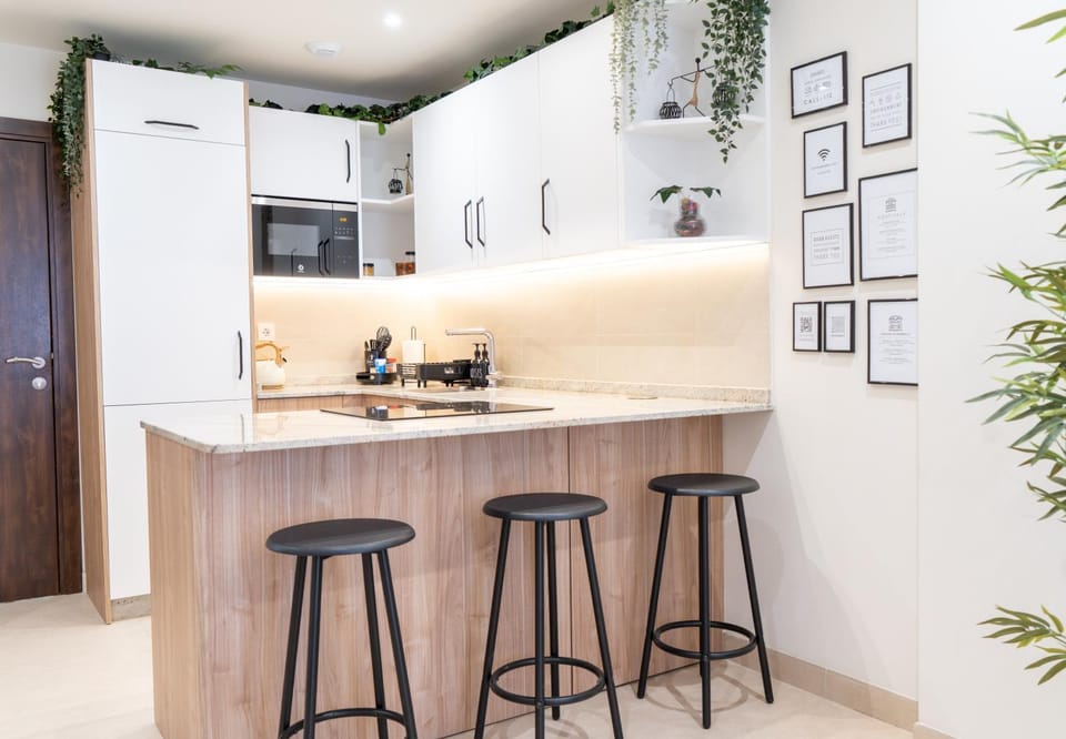 Kitchen or kitchenette, Dining area, microwave, oven, stove