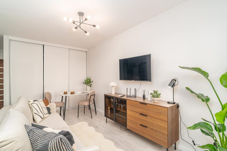 Communal lounge/ TV room, TV and multimedia, Living room, Seating area, Evening entertainment