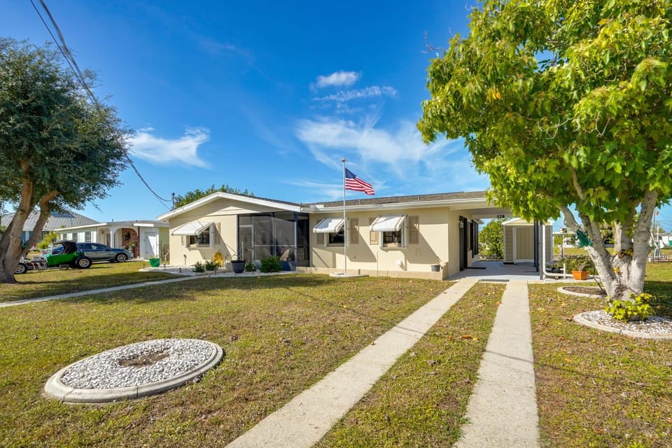Waterfront Gulf Access Beach House w Lainai House in Port Charlotte