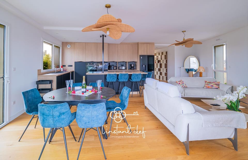Property building, Kitchen or kitchenette, Living room, Dining area